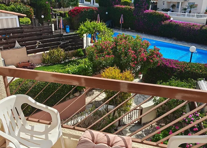 بيت للعطل Eva Gardens Corner House With Stunning Garden And Huge Swimming Pool Next To Coral Bay بييا