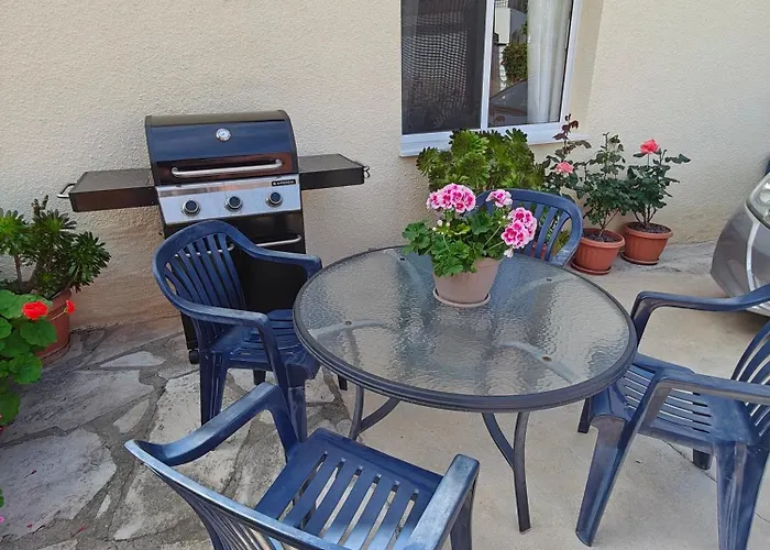 別荘 Eva Gardens Corner House With Stunning Garden And Huge Swimming Pool Next To Coral Bay ペイヤ