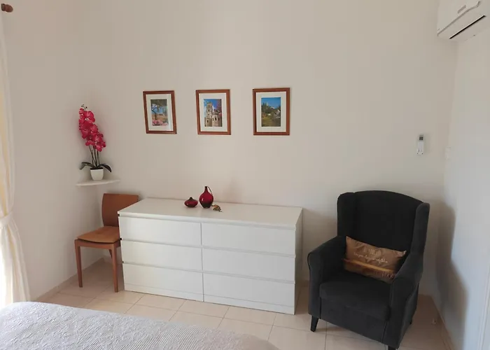 別荘 Eva Gardens Corner House With Stunning Garden And Huge Swimming Pool Next To Coral Bay *