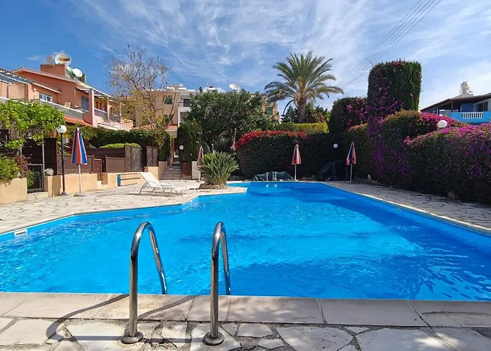 Eva Gardens Corner House With Stunning Garden And Huge Swimming Pool Next To Coral Bay بييا