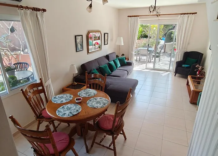 Eva Gardens Corner House With Stunning Garden And Huge Swimming Pool Next To Coral Bay بييا