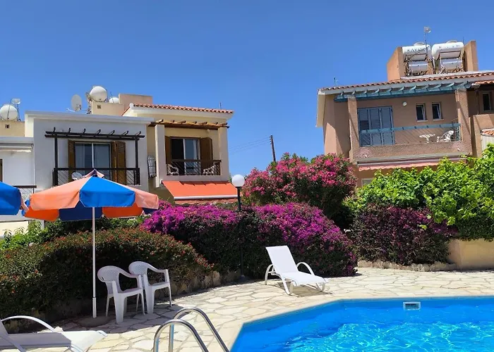 Eva Gardens Corner House With Stunning Garden And Huge Swimming Pool Next To Coral Bay *