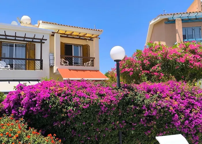 Eva Gardens Corner House With Stunning Garden And Huge Swimming Pool Next To Coral Bay بيت للعطل بييا