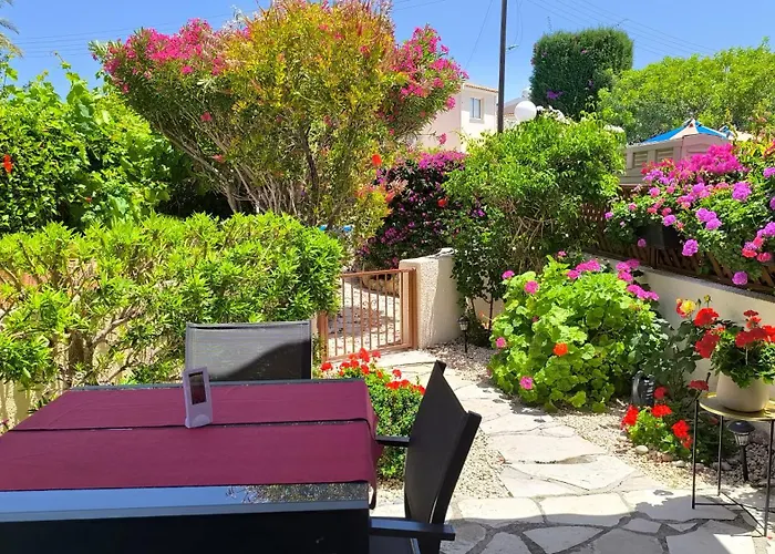 別荘 Eva Gardens Corner House With Stunning Garden And Huge Swimming Pool Next To Coral Bay ペイヤ